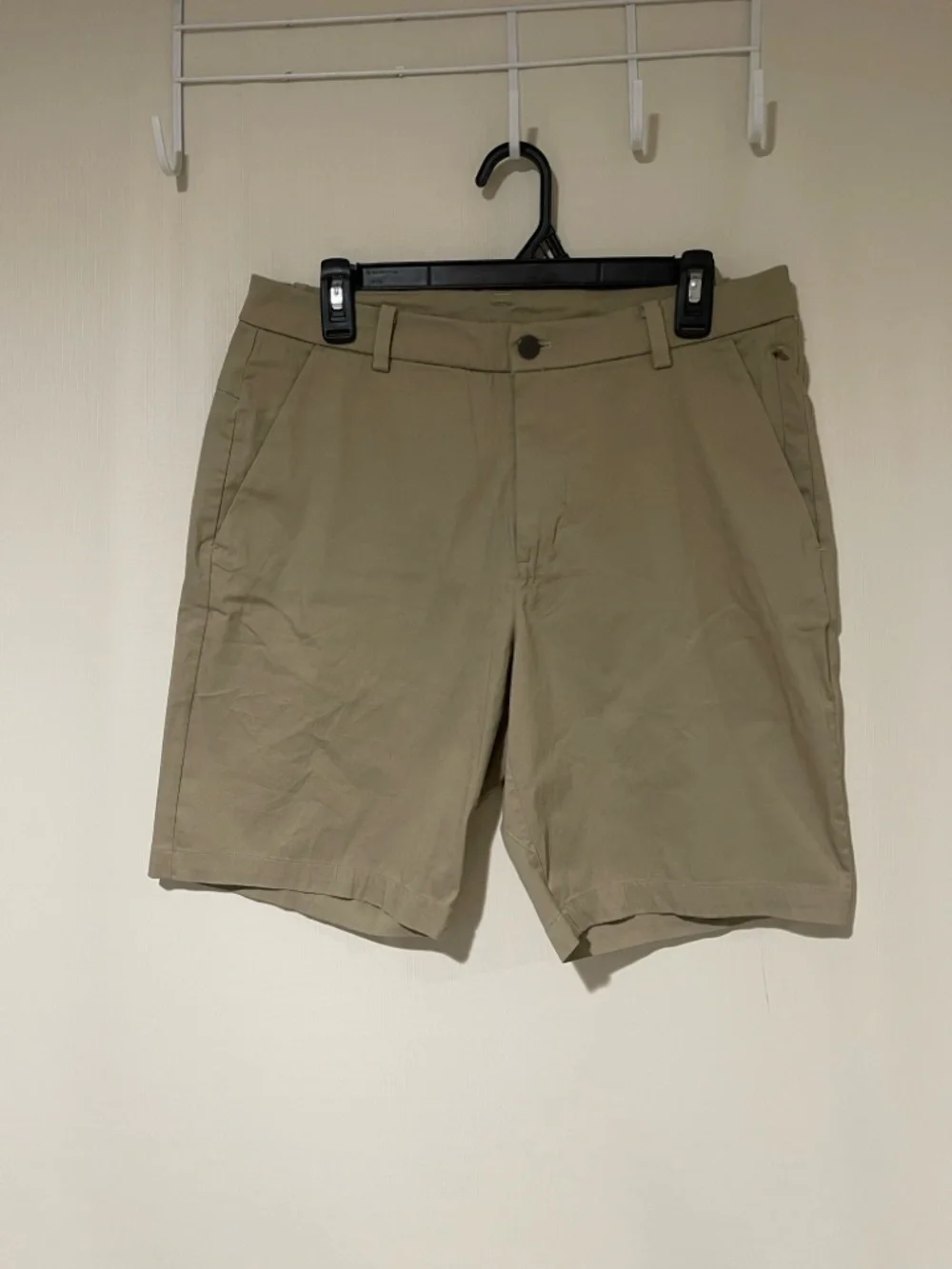 NWOT lululemon athletica Men's Flat-Front Chino Shorts in Khaki Size 31